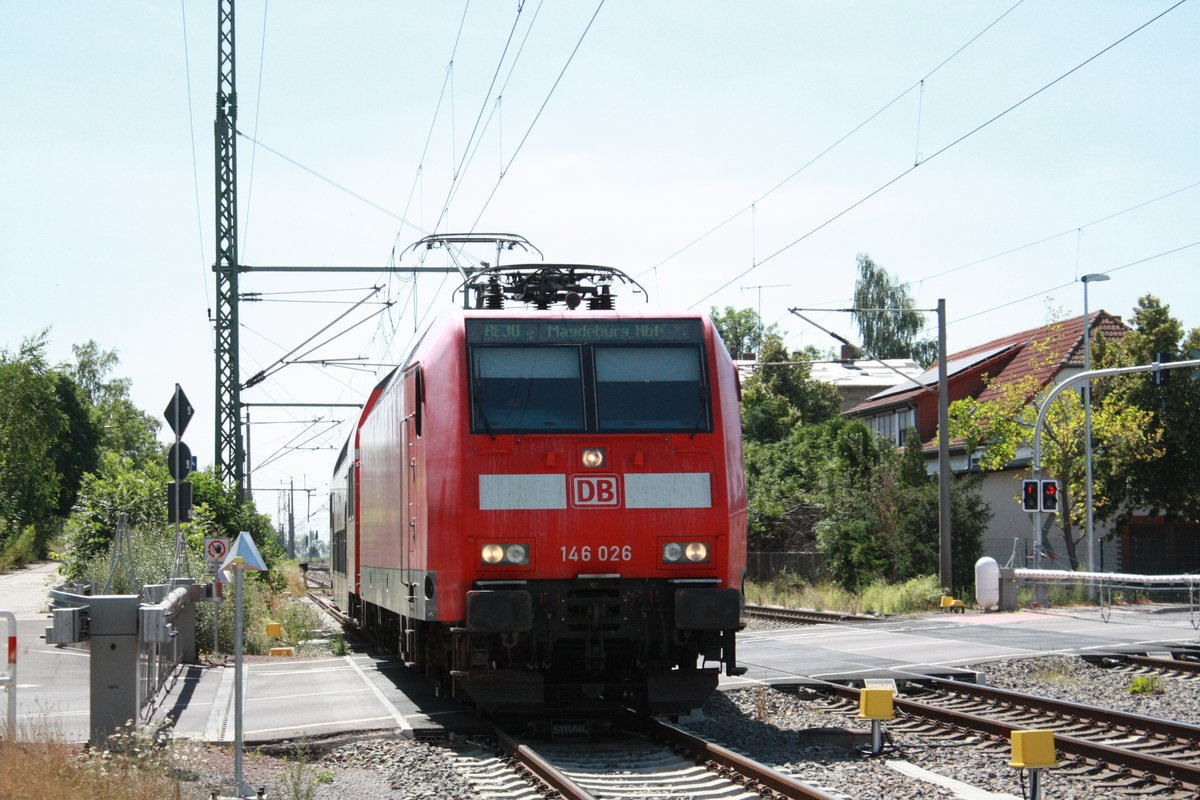 146 026 mit dem RE30 mit ziel Magdeburg Hbf bei der einfahrt in Niemberg am 30.7.20