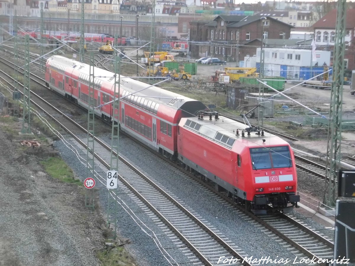 146 030 mit dem RE30 kurz vor dem Bahnhof Halle (Saale) Hbf am 6.4.16