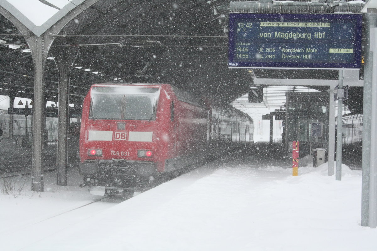 146 031 mit dem RE30 mit ziel Magdeburg Hbf im Bahnhof Halle/Saale Hbf am 8.2.21