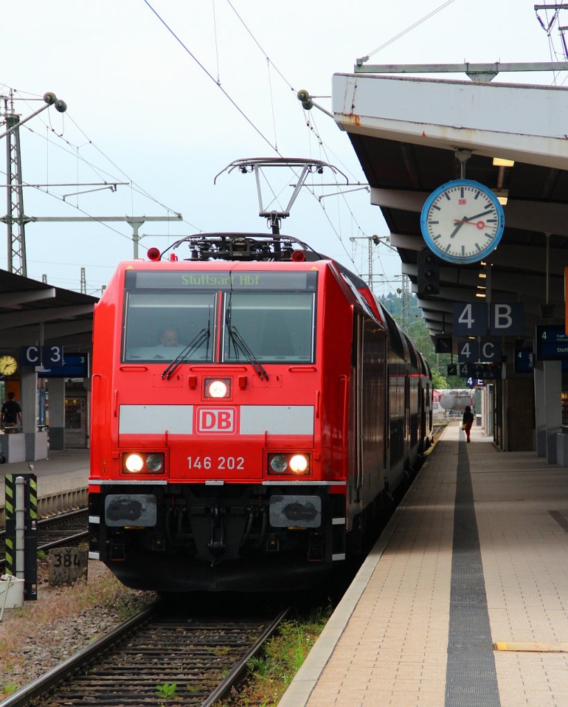 146 202 mit dem RE nach Stuttgart wartet im Bhf von Singen auf Ausfahrt. 01.06.12