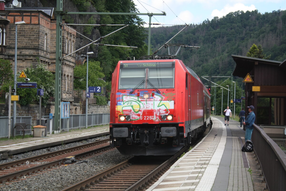 146 225 im Bahnhof Schna am 6.6.22