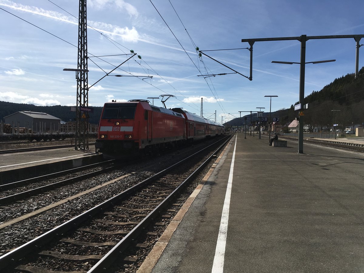 146 235 als Re Karlsruhe - Konstanz am 20.03.17 bei der Einfahrt in Immendingen.