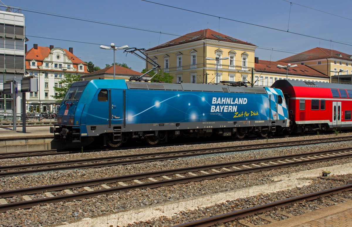 146 246 wirbt fr ihren eigenen Auftraggeber: Das  Bahnland Bayern , selbstverstndlich inklusive blau-weier Fahnenandeutung. Mit einem RE von Passau nach Nrnberg verlsst die Lok am 26.06.19 den Regensburger Hauptbahnhof.