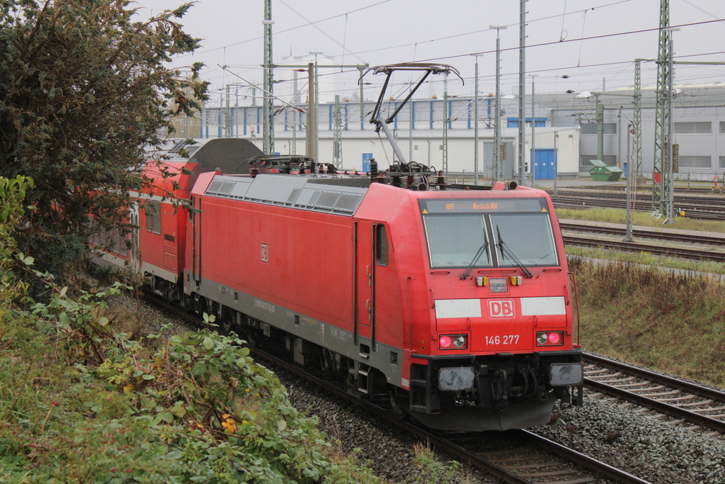 146 277 mit RE 1(Hamburg-Rostock)bei der Einfahrt im Rostocker Hbf.06.11.2022