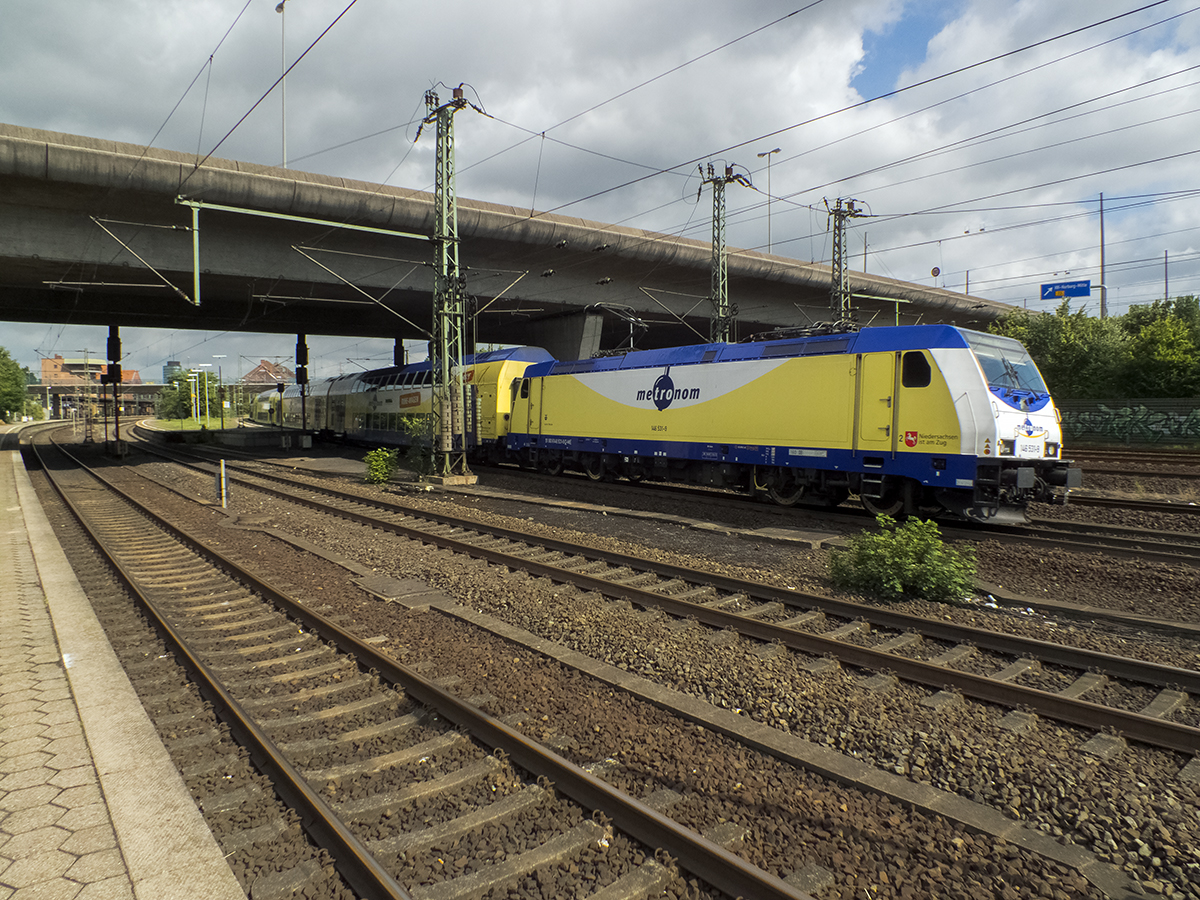 146 531 fährt mit ihrem Metronom nach Bremen aus Hamburg Harburg aus.