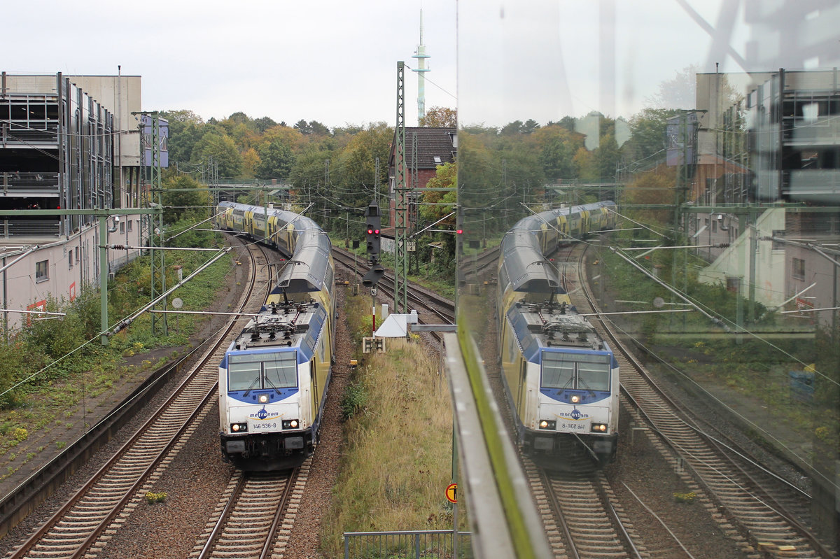 146 536-8 kommt aus Hamburg und fhrt in den Buchholzer Bahnhof ein. 
 07.10.2020