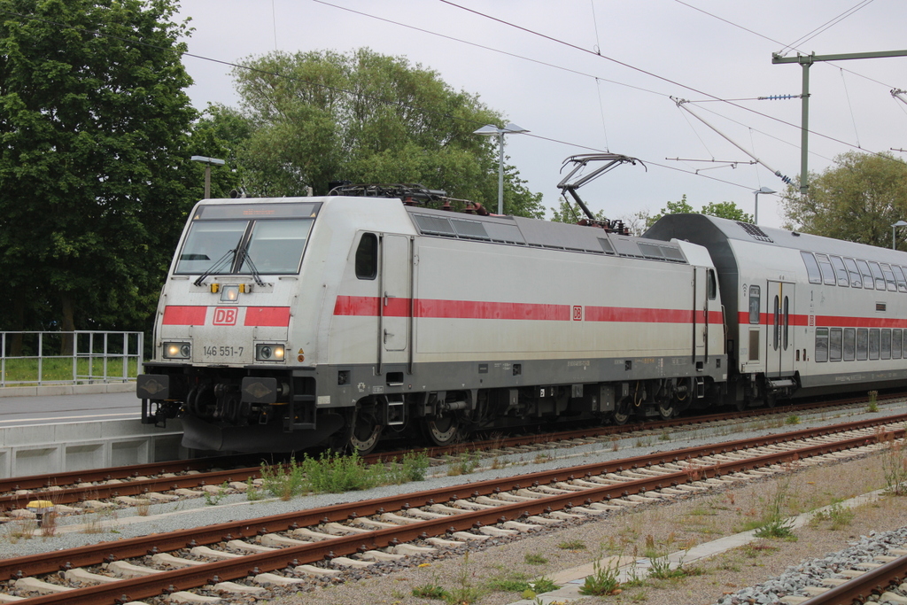 146 551 mit IC 2239(Leupzig-Warnemünde)bei der Einfahrt in Warnemünde.25.05.2024