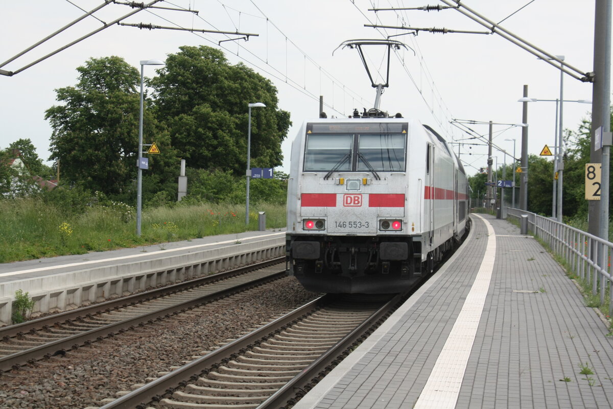 146 553 mit einem IC2 bei der Durchfahrt in Zberitz am 9.6.21