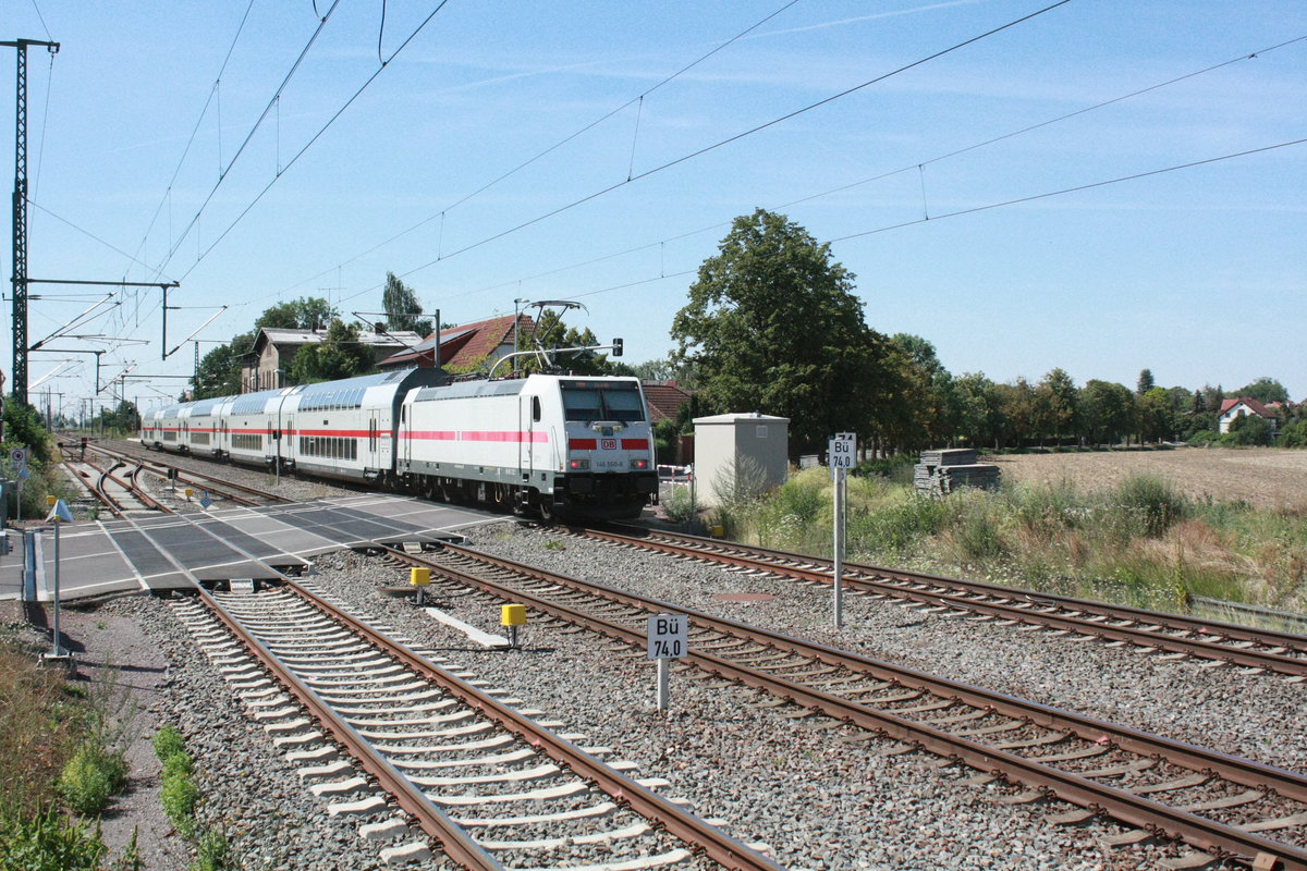 146 560 mit ihrer IC2 Garnitur bei der durchfahrt in Niemberg am 30.7.20