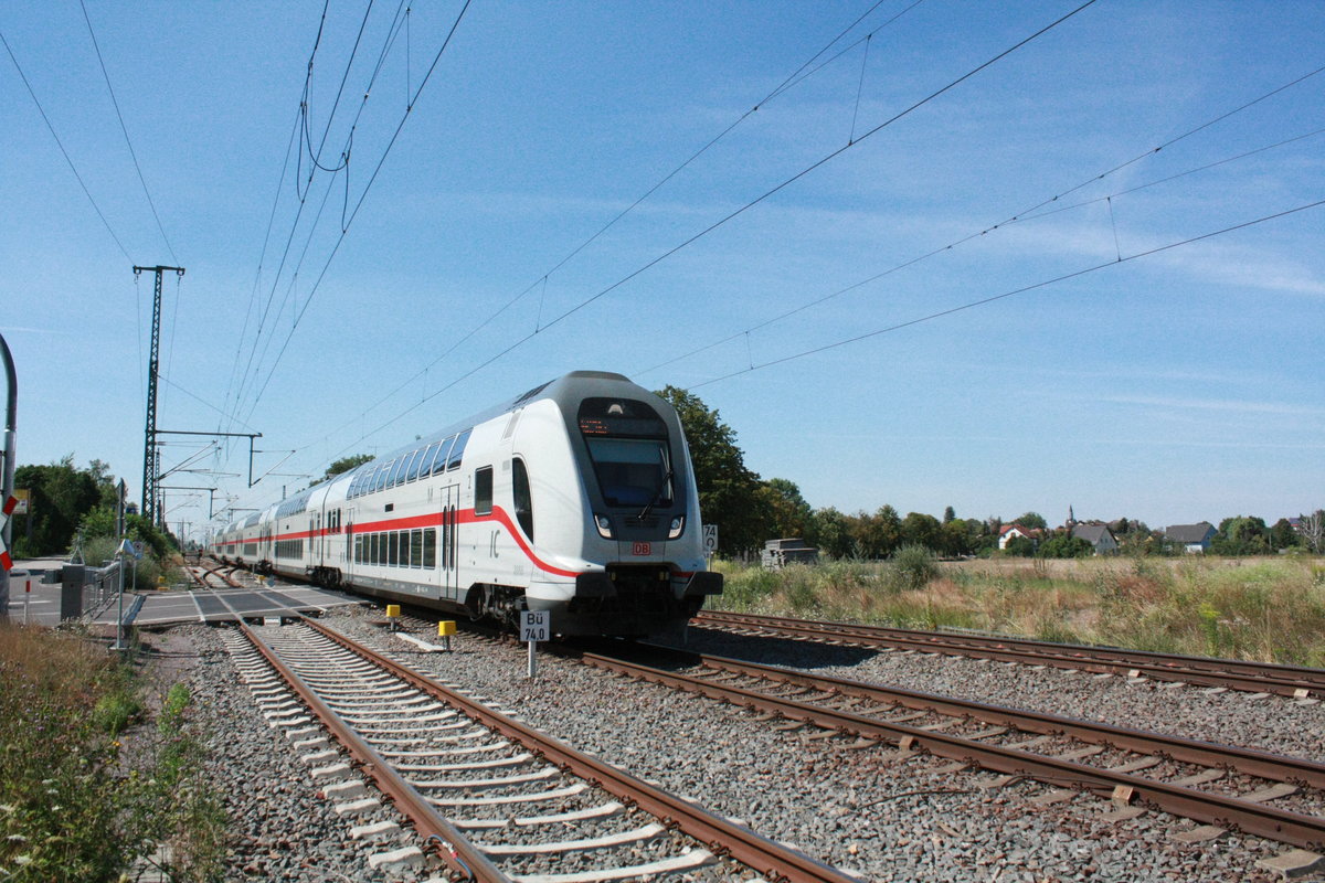 146 564 mit ihrer IC2 Garnitur bei der durchfahrt in Niemberg am 30.7.20