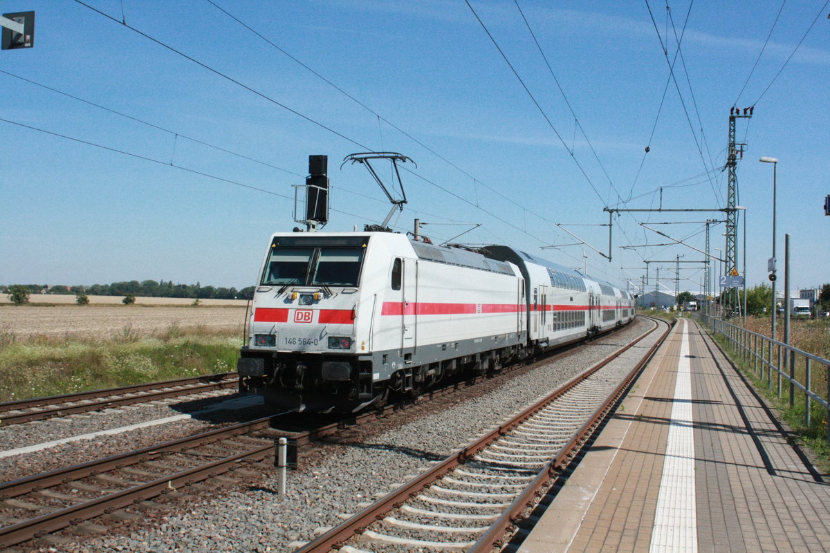 146 564 mit ihrer IC2 Garnitur bei der durchfahrt in Niemberg am 30.7.20