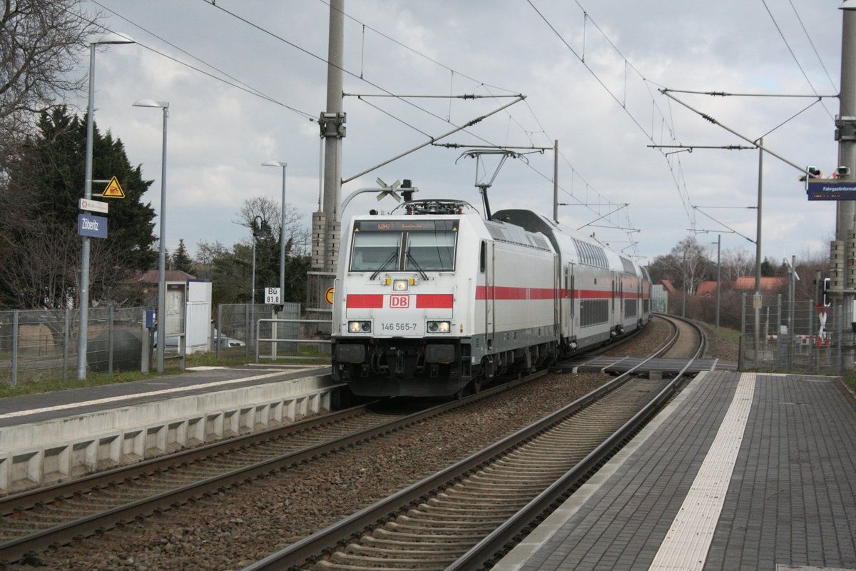 146 565 mit einem InterCity bei der Durchfahrt im Bahnhof Zberitz am 19.3.21