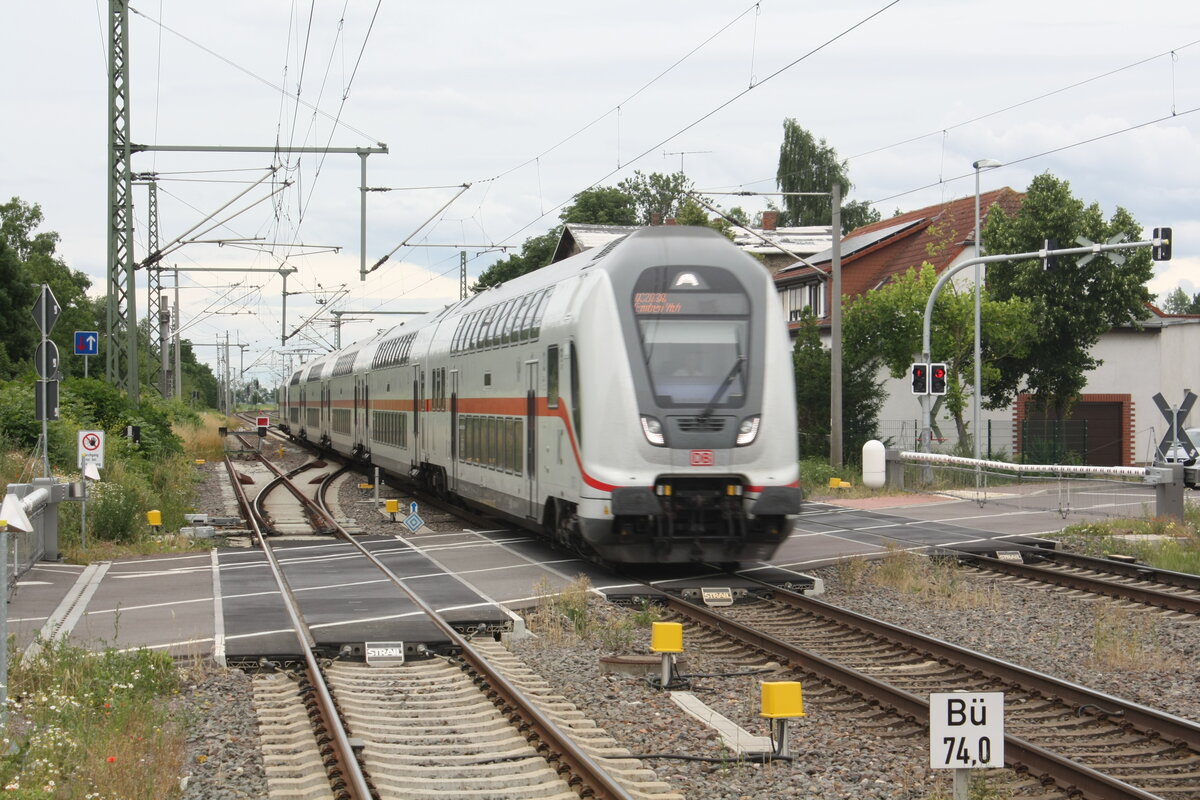 146 572 mit einem InterCity bei der Durchfahrt im Bahnhof Niemberg am 5.7.21