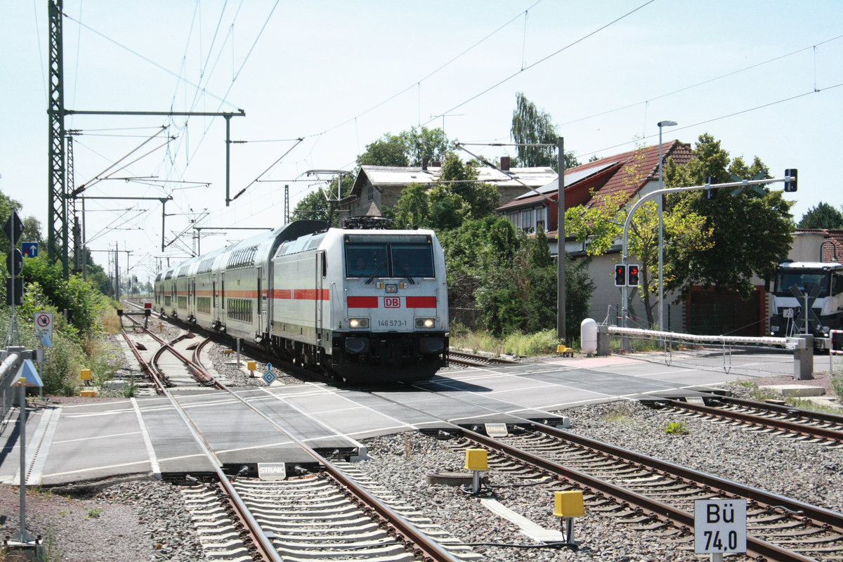 146 573 mit ihrer IC2 Garnitur bei der Durchfahrt in Niemberg am 30.7.20