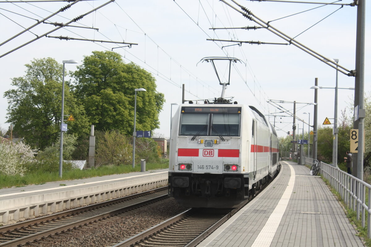 146 574 bei der Durchfahrt in Zberitz am 29.4.22