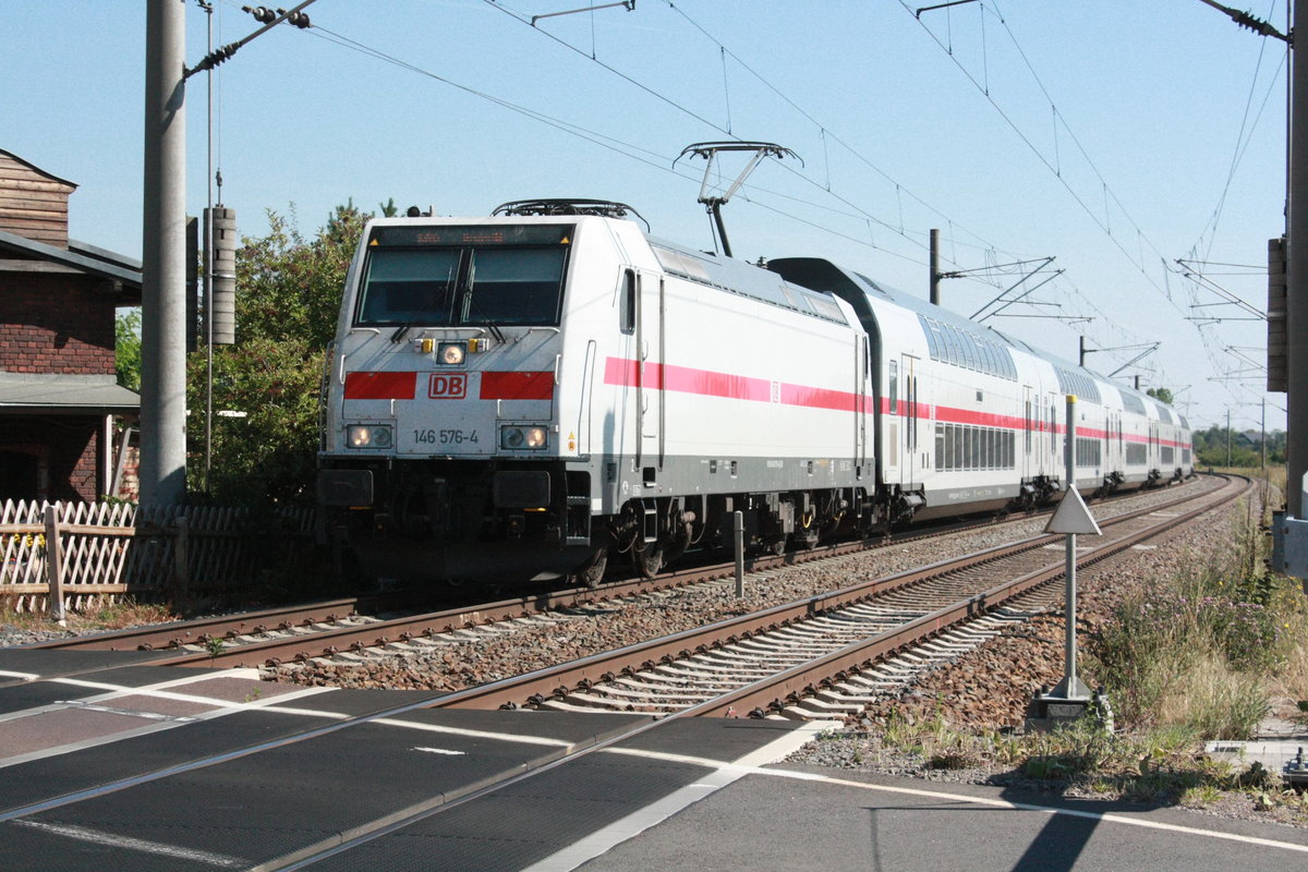 146 576 mit ihrer IC2 Garnitur kurz hinter Niemberg am 30.7.20