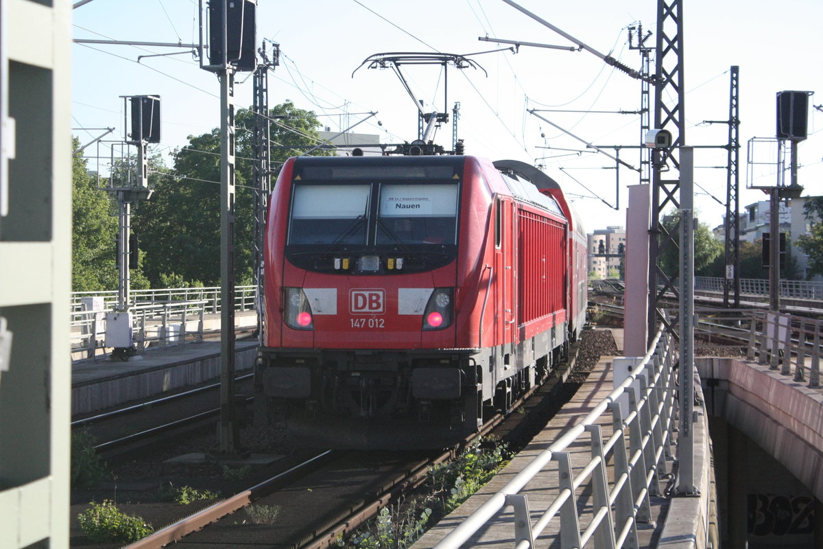 147 012 verlsst als RB14 mit ziel Nauen den Bahnhof Berlin Hbf am 31.7.20