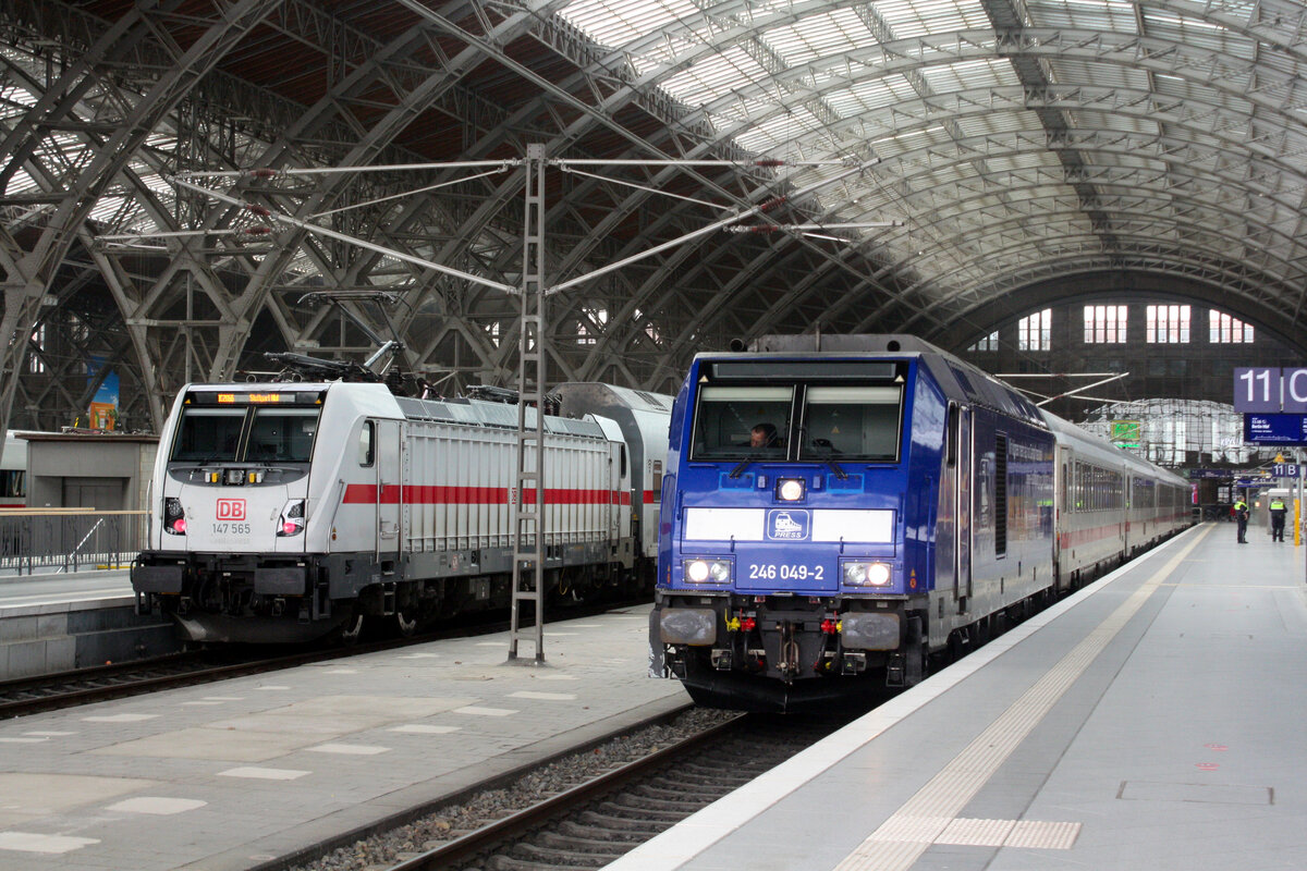 147 565 von DB Fernverkehr AG und 246 049 (246 011) der PRESS im Bahnhof Leipzig Hbf am 30.3.24