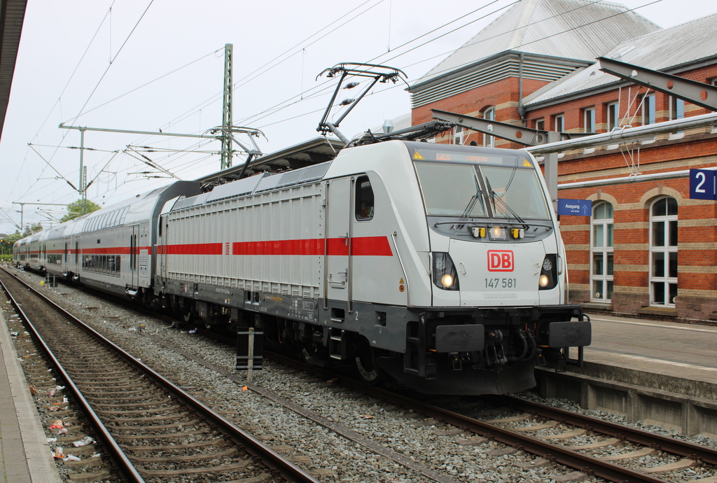 147 581-3 mit IC 2239(WR-LL)stand am 06.08.2023 im Rostocker Hbf.