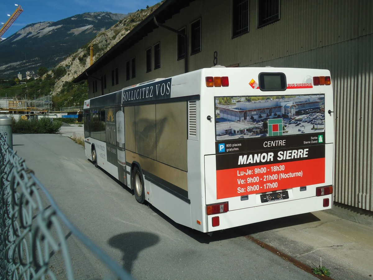 (147'302) - BS Sierre - Neoplan am 22. September 2013 beim Bahnhof Leuk