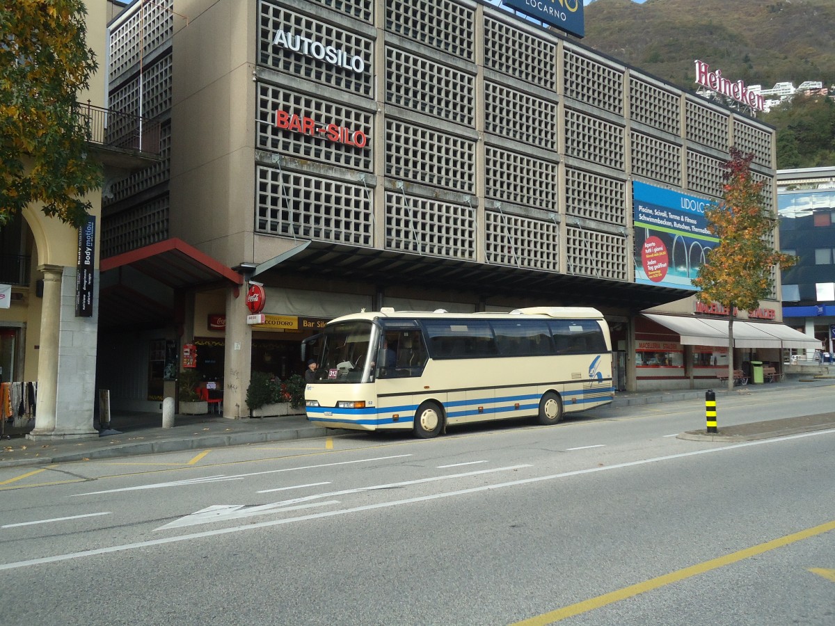 (147'613) - FART Locarno - Nr. 52/TI 312'752 - Neoplan am 5. November 2013 beim Bahnhof Locarno