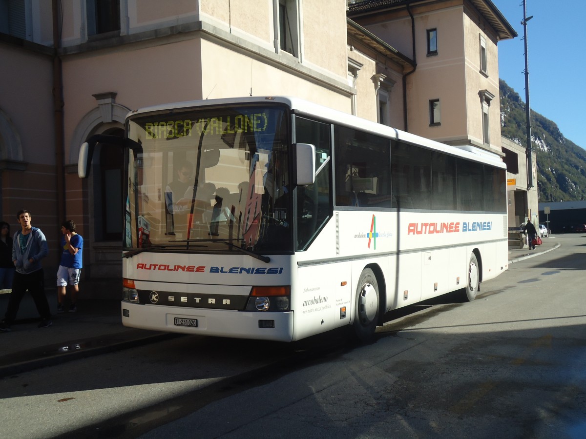 (147'882) - ABl Biasca - Nr. 20/TI 231'020 - Setra (ex AAGU Altdorf Nr. 33) am 6. November 2013 beim Bahnhof Biasca