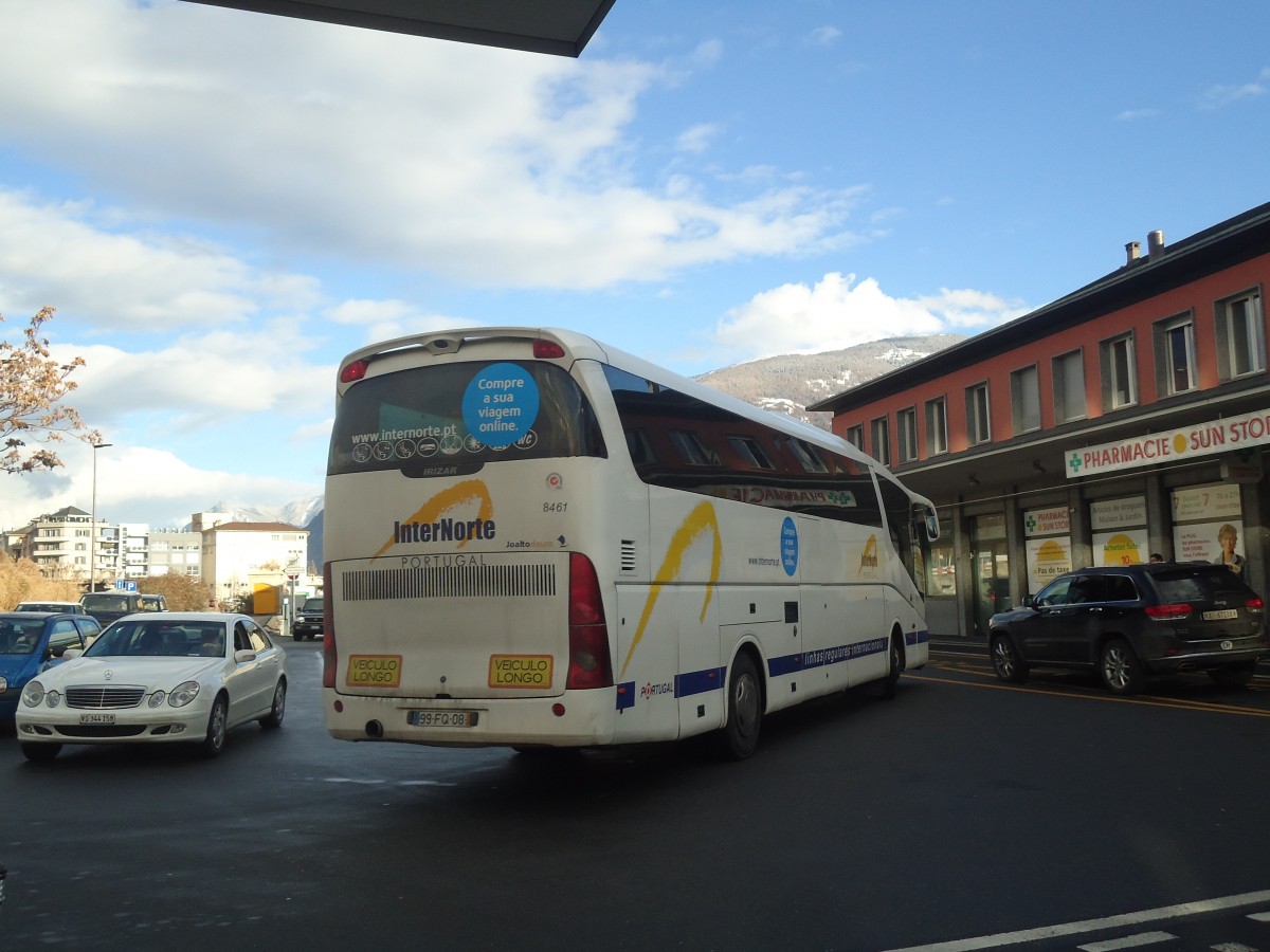 (148'585) - Aus Portugal: Internorte, Porto - Nr. 8461/99-FQ-08 - MAN/Irizar am 29. Dezember 2013 beim Bahnhof Sion