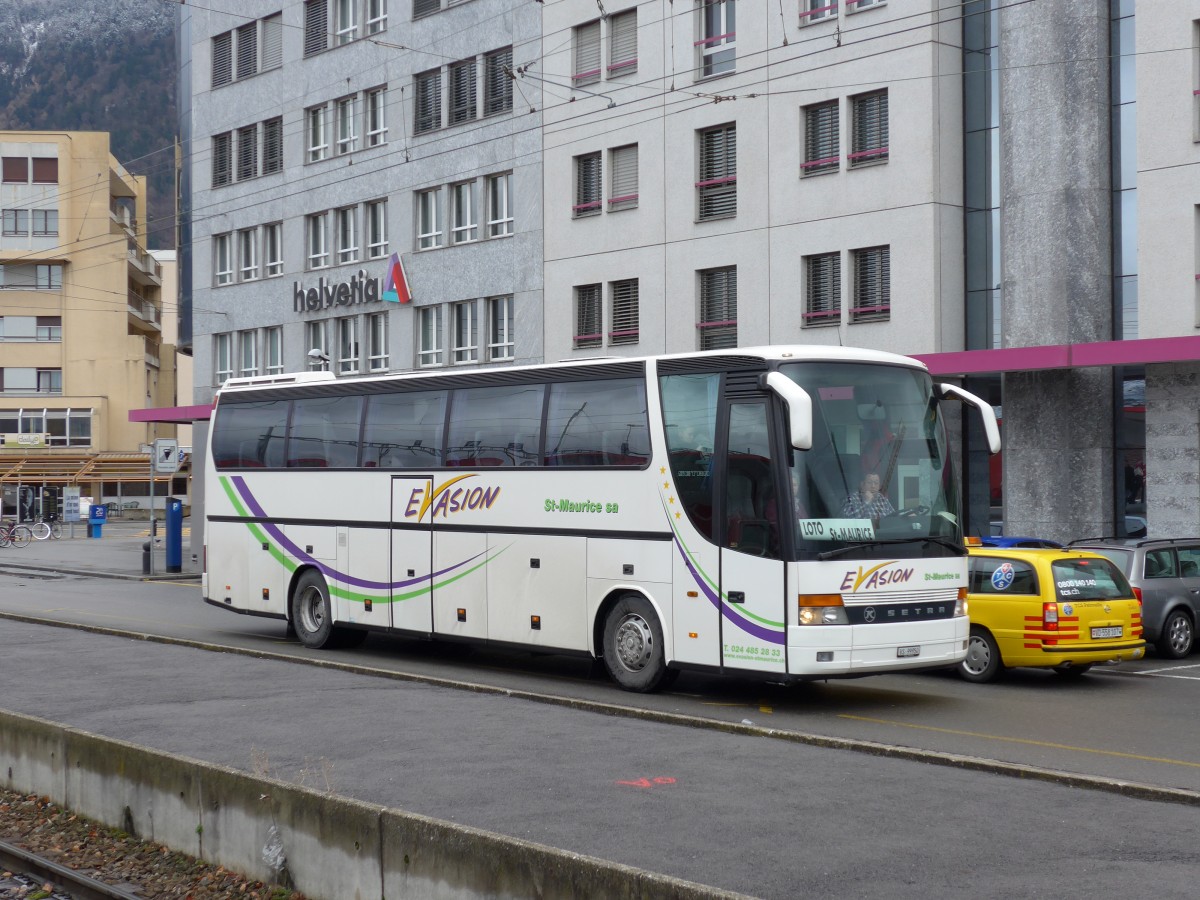 (148'743) - Evasion, St-Maurice - VS 99'950 - Setra am 2. Februar 2014 beim Bahnhof Martigny