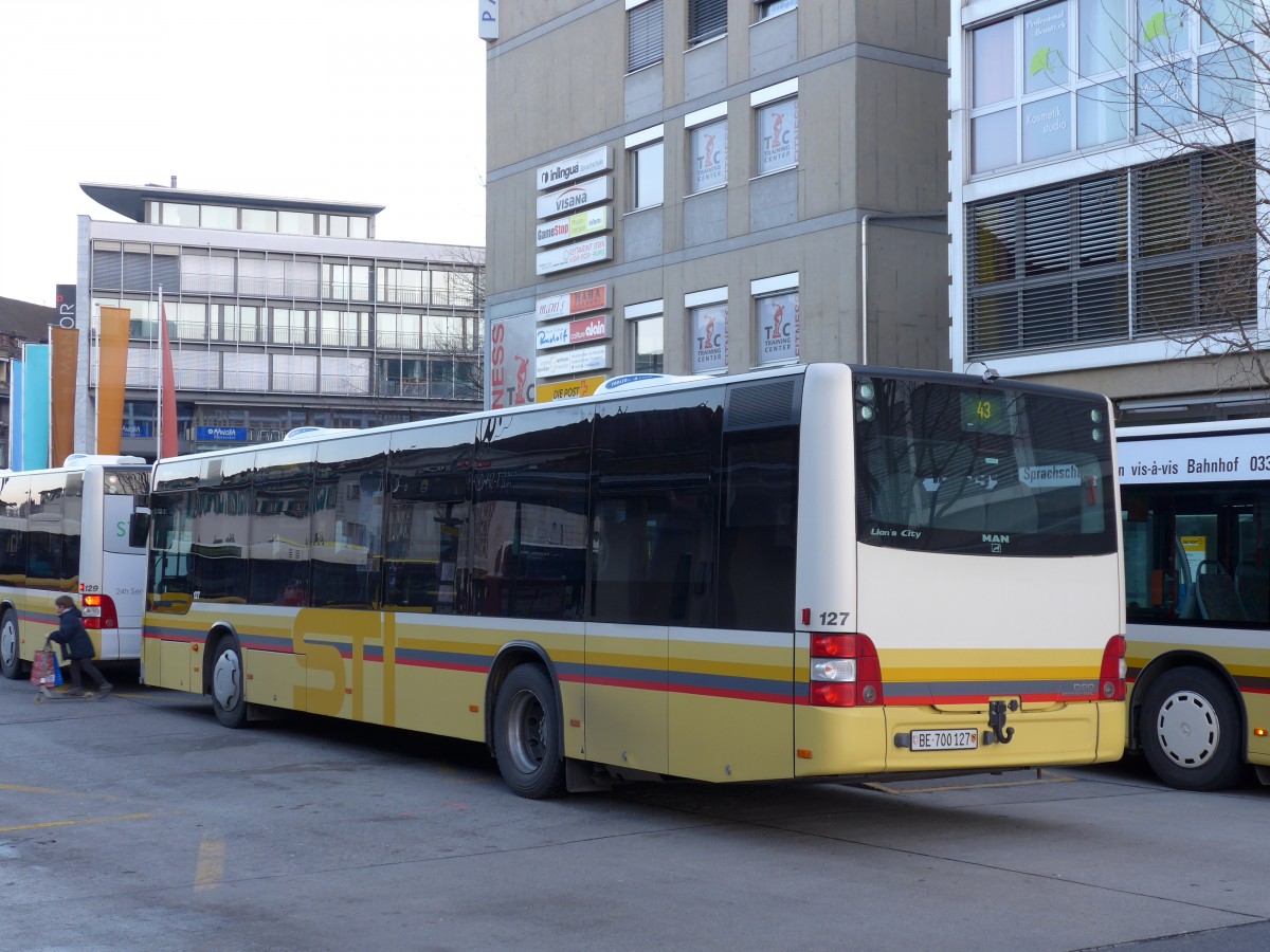 (149'177) - STI Thun - Nr. 127/BE 700'127 - MAN am 9. Mrz 2014 beim Bahnhof Thun