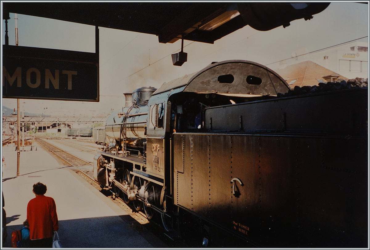 150 Jahre Schweizer Eisenbahn: Wie in alten Zeiten wartet die C 5/6 2978  Elefant  in Delémont auf die Abfahrt 

Analog Bild vom Sommer 1997