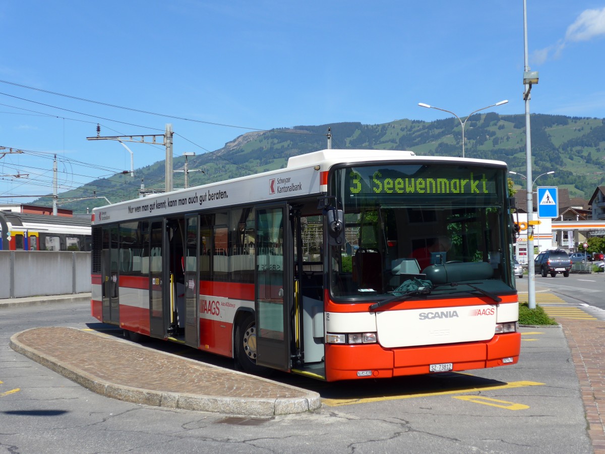 (150'565) - AAGS Schwyz - Nr. 12/SZ 73'812 - Scania/Hess am 10. Mai 2014 beim Bahnhof Schwyz