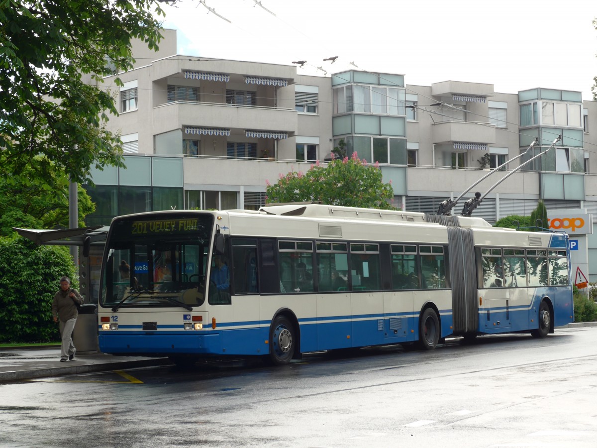 (150'922) - VMCV Clarens - Nr. 12 - Van Hool Gelenktrolleybus am 26. Mai 2014 beim Bahnhof Villeneuve