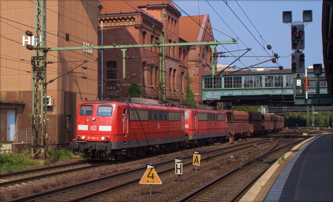 151 015 und 151 116 am 06.09.14 mit Erzzug in Hamburg Harburg