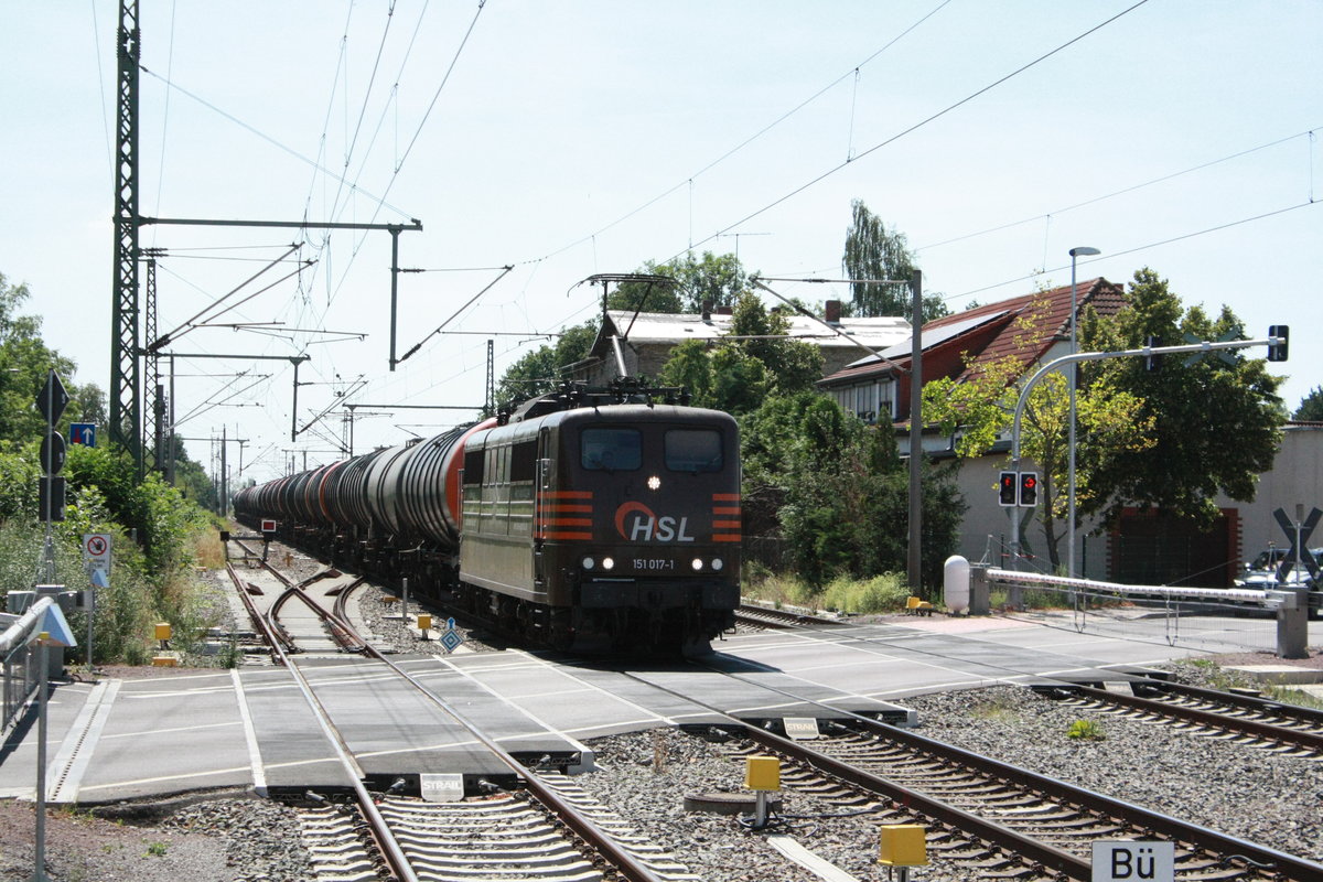 151 017 mit einen Kesselzug bei der Durchfahrt in Niemberg am 30.7.20