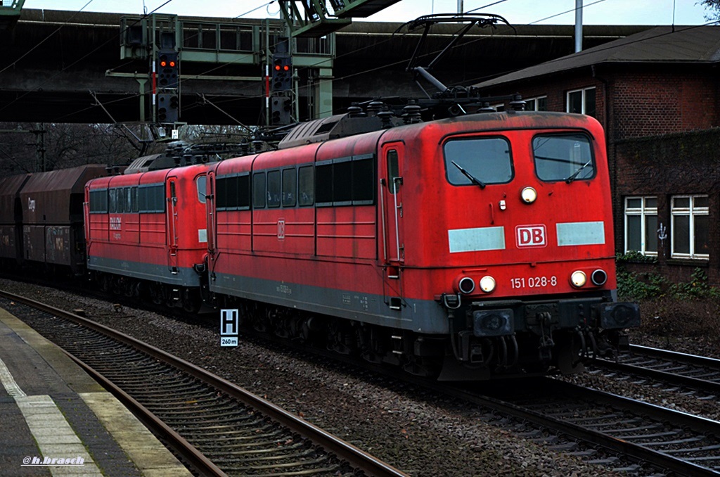 151 028-8 zog mit einer schwesterlok einen kohlezug durch hh-harburg,30.12.14