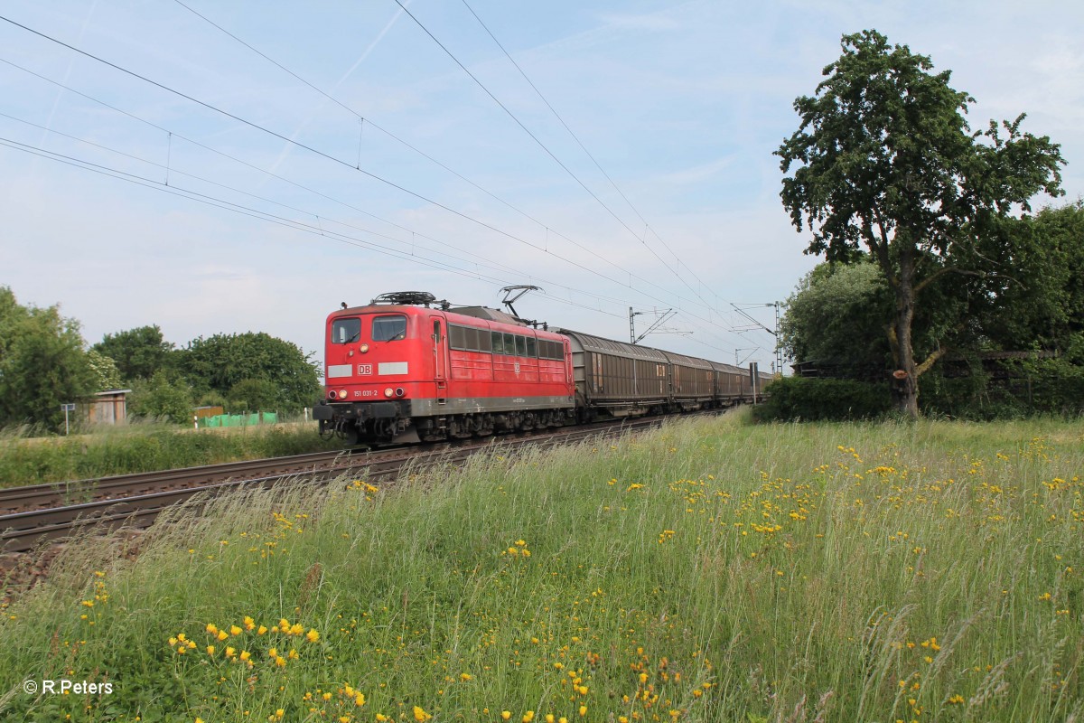 151 031-2 zieht bei Sulzbach kurz vor Weinheim (Bergstrasse) einen Gedeckten Gterzug. 28.05.15