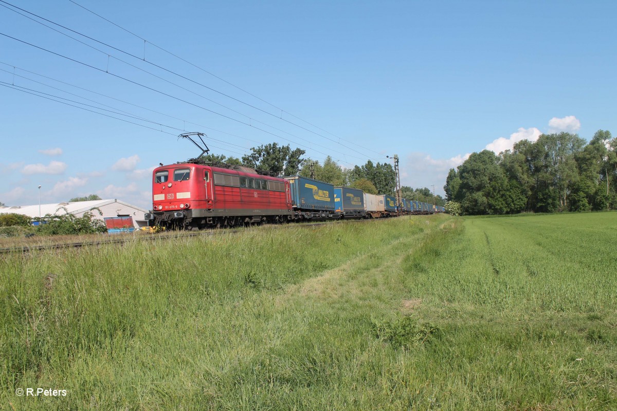 151 075-9 mit einem LKW-Walter Wechselpritschenzug zwischen Nauheim und Groß-Gerau. 21.05.15