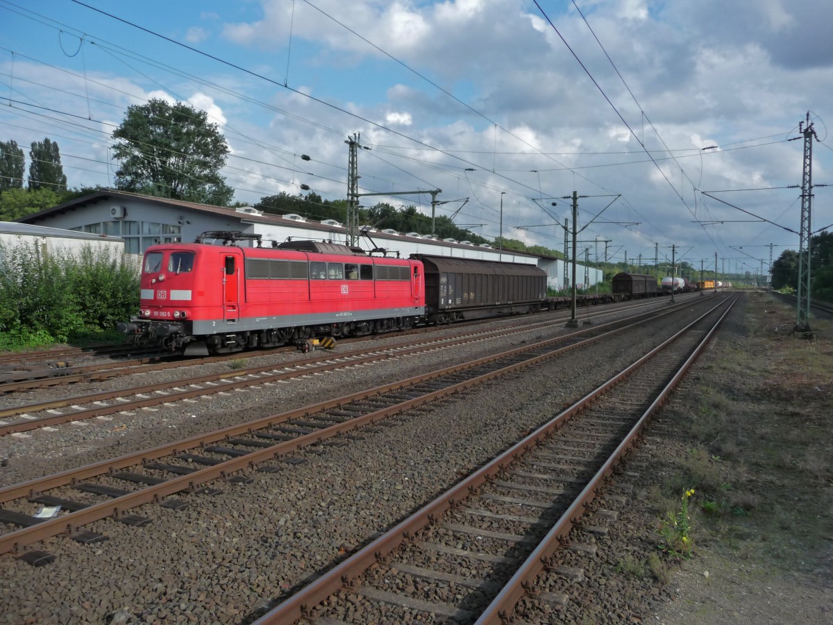 151 082 ist am 25.09.15 mit einem gemischten Güterzug nordwärts unterwegs.