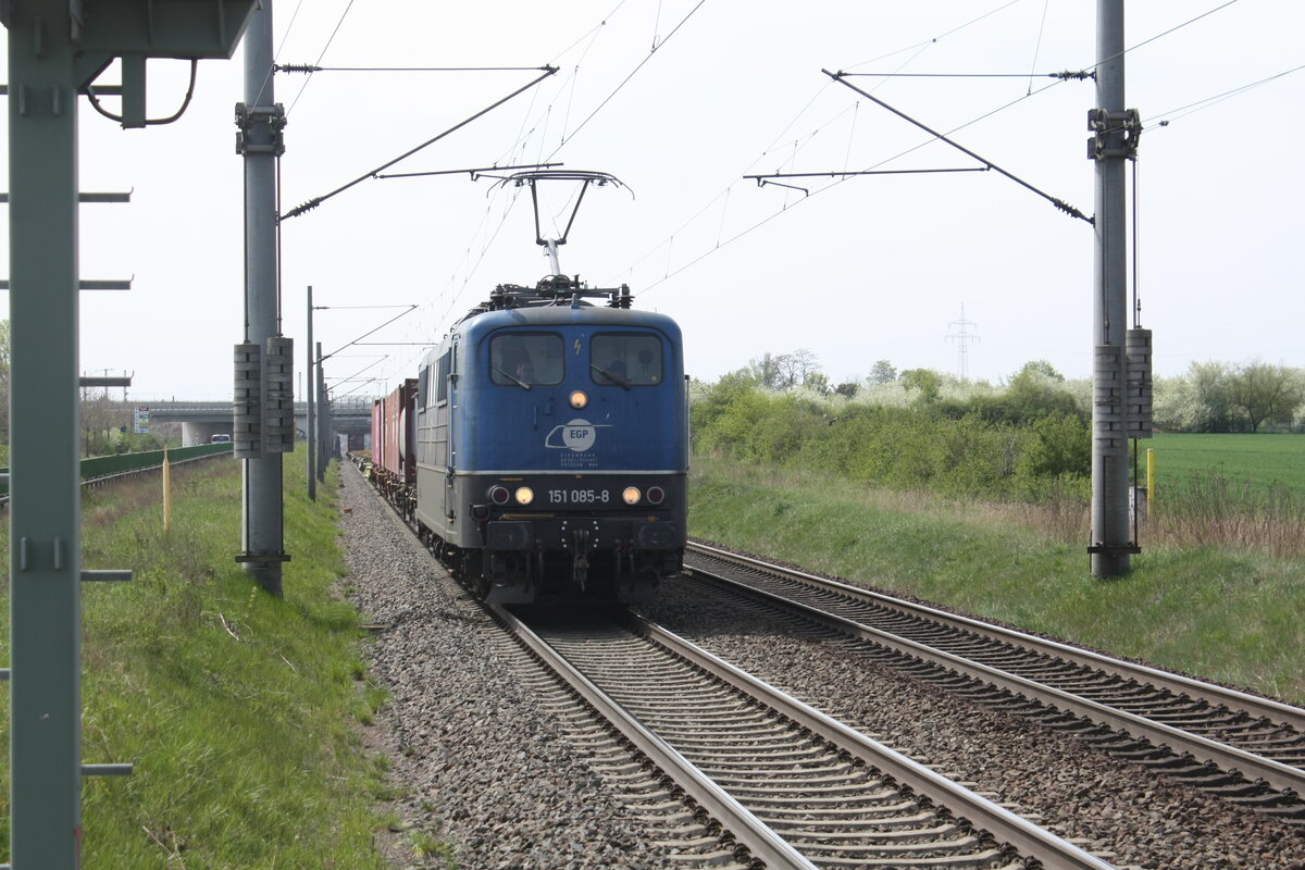 151 085 der EGP mit einem Gterzug bei der Durchfahrt in Zberitz am 29.4.22