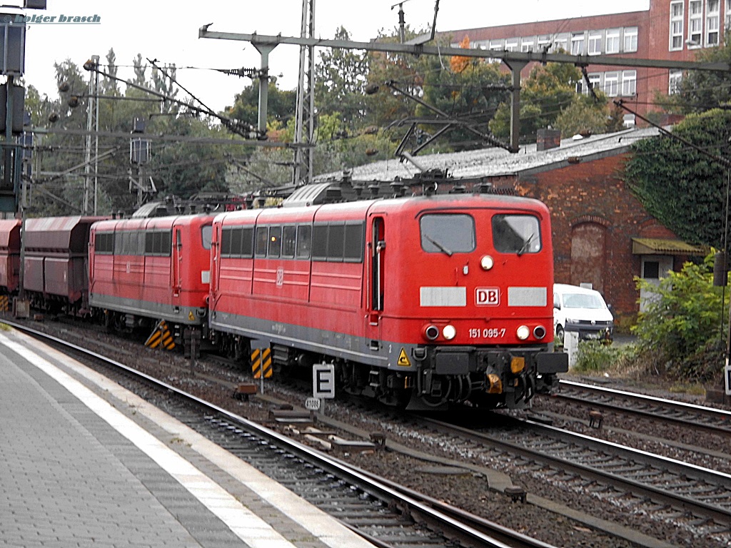 151 095-7 zog mit einer schwesterlok einen erzzug am 06.10.13 durch hh-harburg