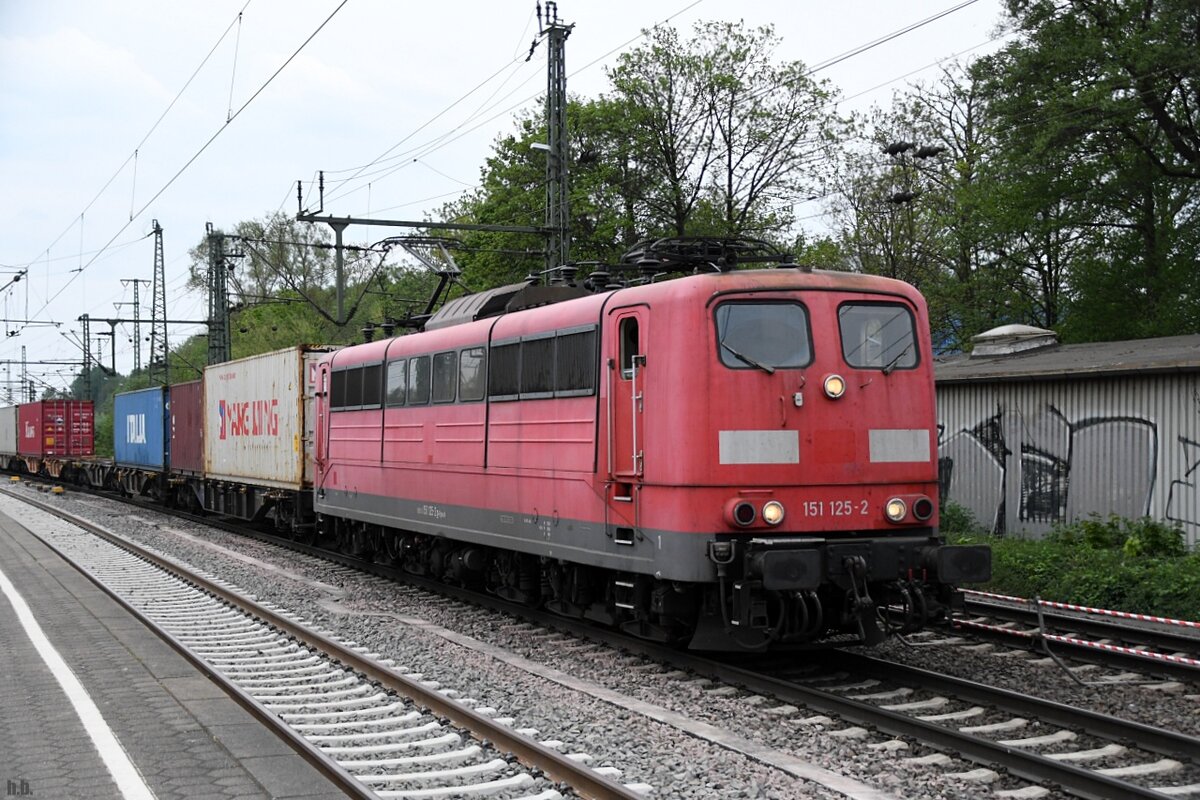 151 125 fuhr mit einen containerzug durch hh-harburg,10.05.22