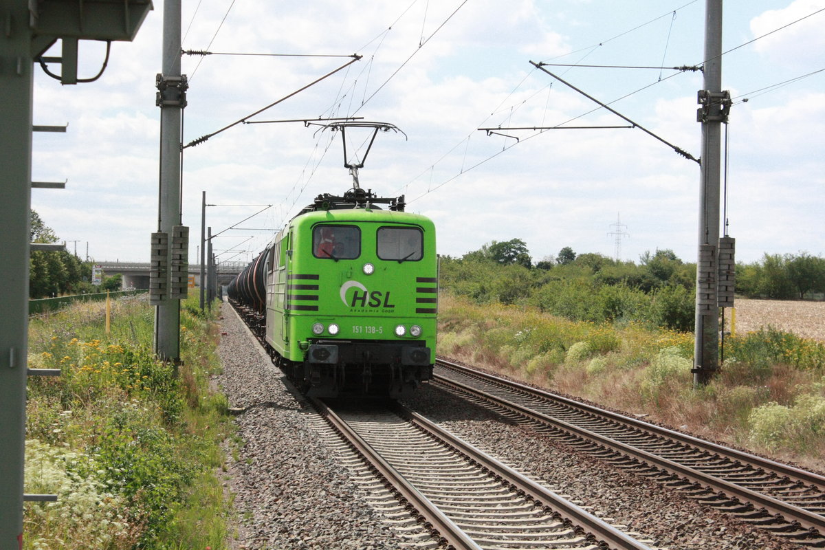 151 138 von HSL mit einem Kesselzug bei der durchfahrt in Zberitz am 22.7.20