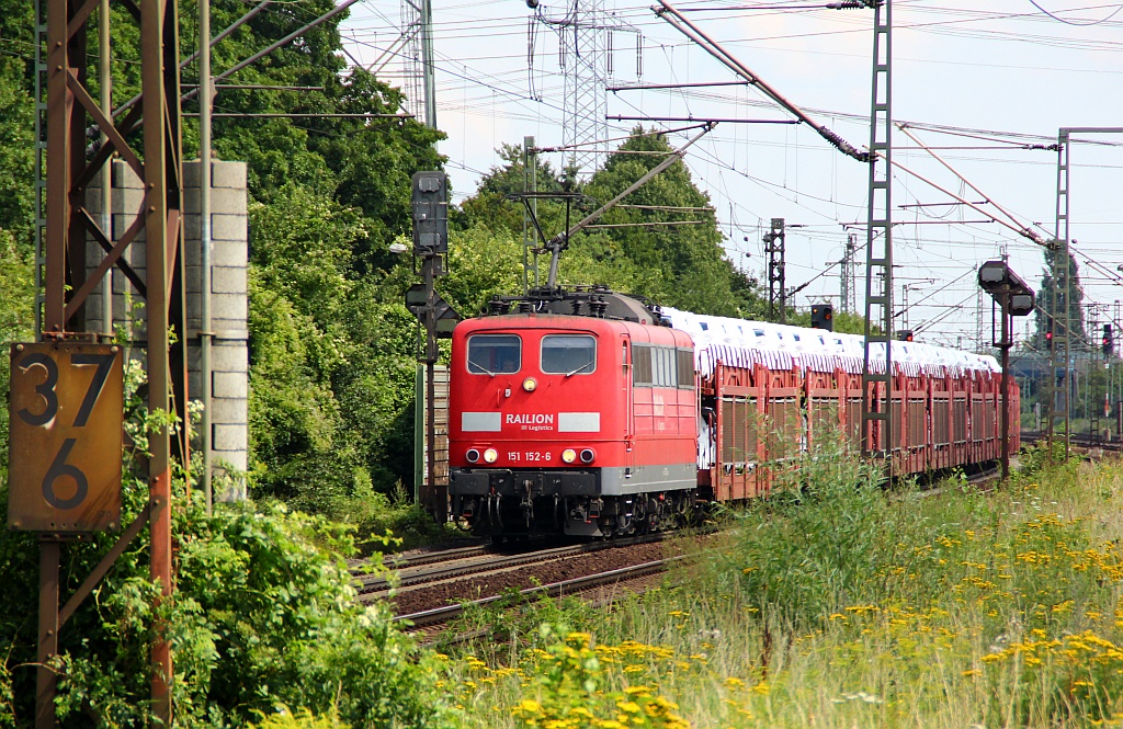 151 152-6 durchfährt hier Ahlten/Hannover mit einem Autozug. 03.08.2012