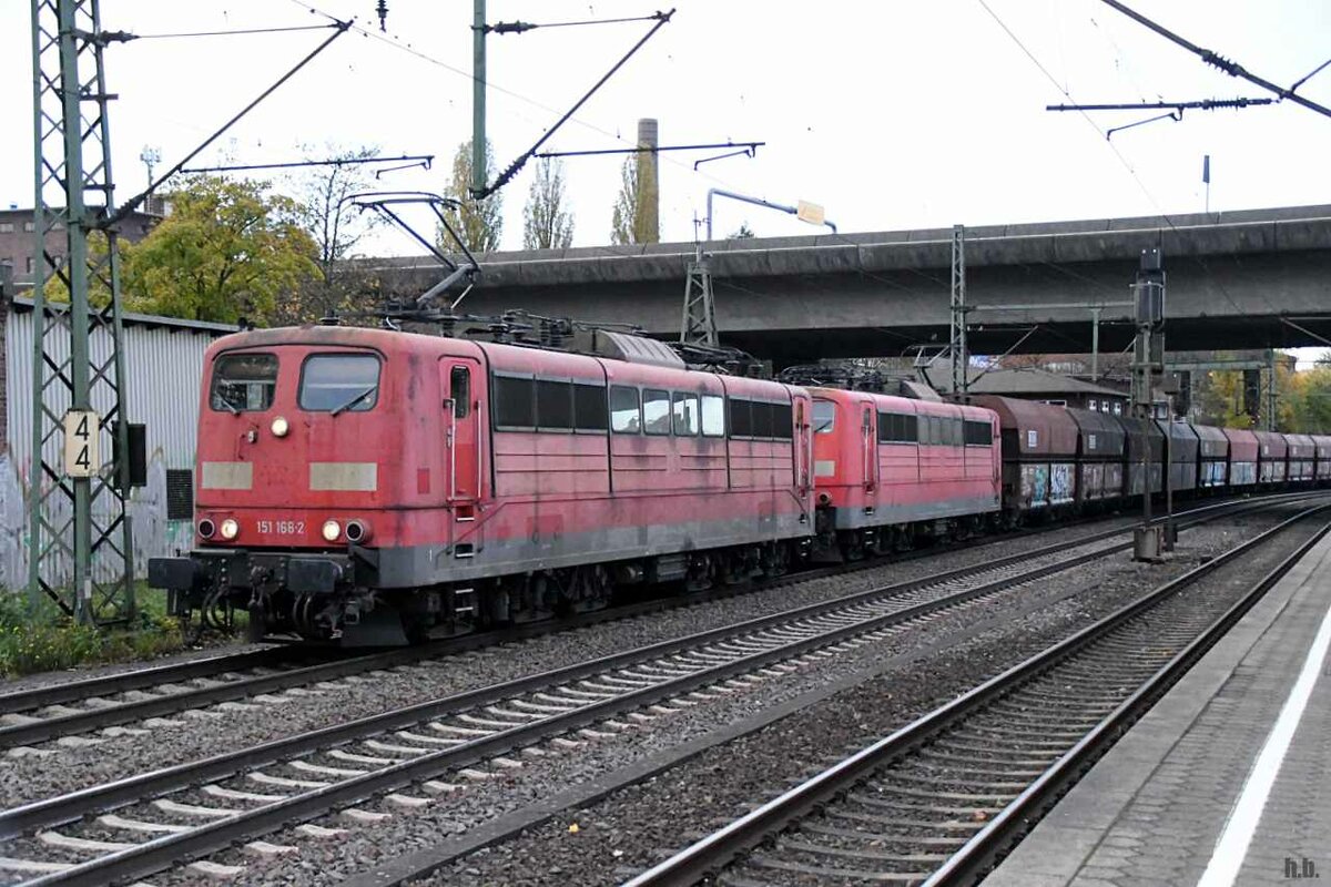 151 168-2 und 151 128-6 fuhren mit einen kohlezug durch hh-harburg,09.11.21