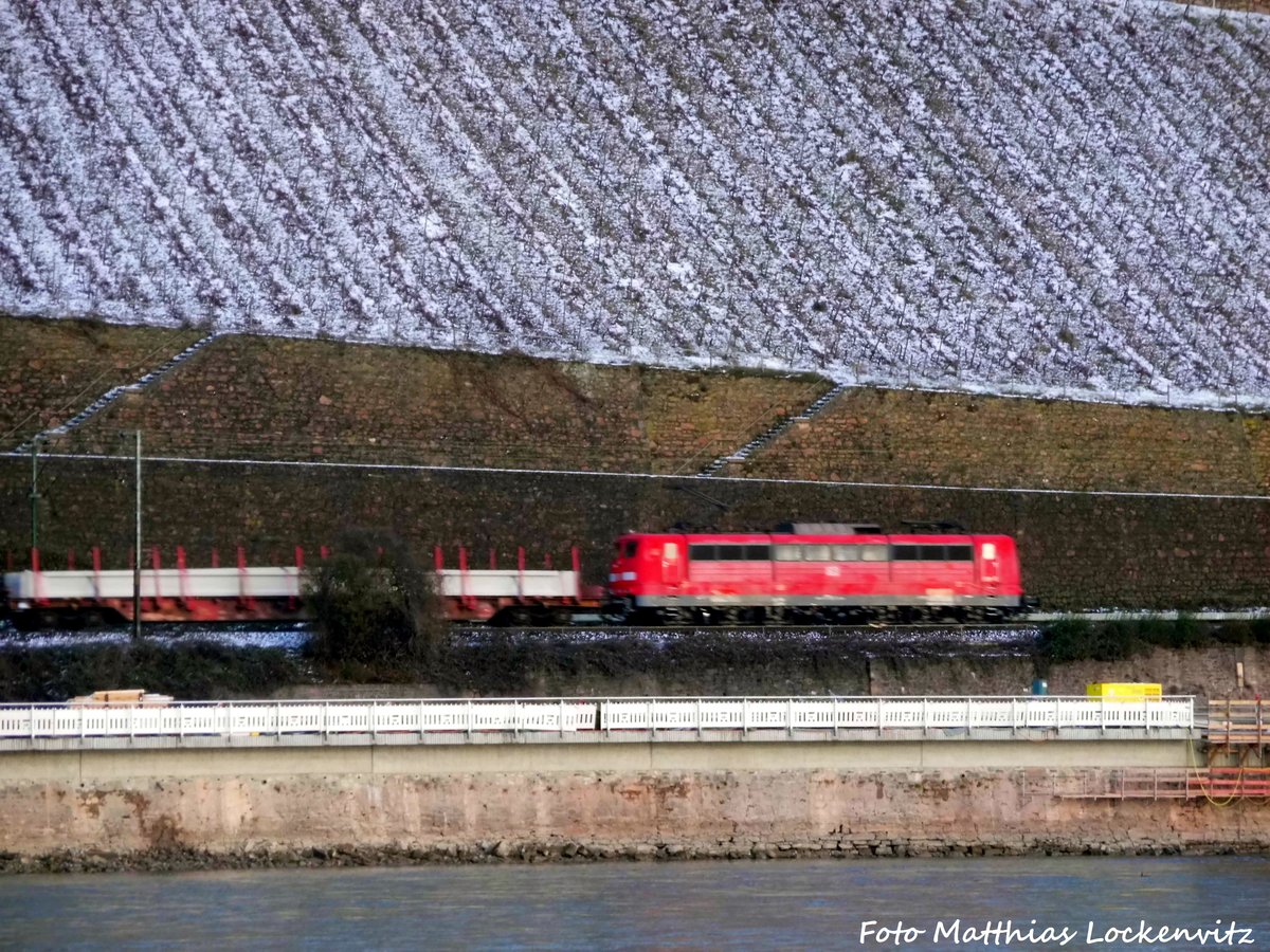 151 XXX mit einen Gterzug unterwegs auf der linken Rheinseite am 15.1.17