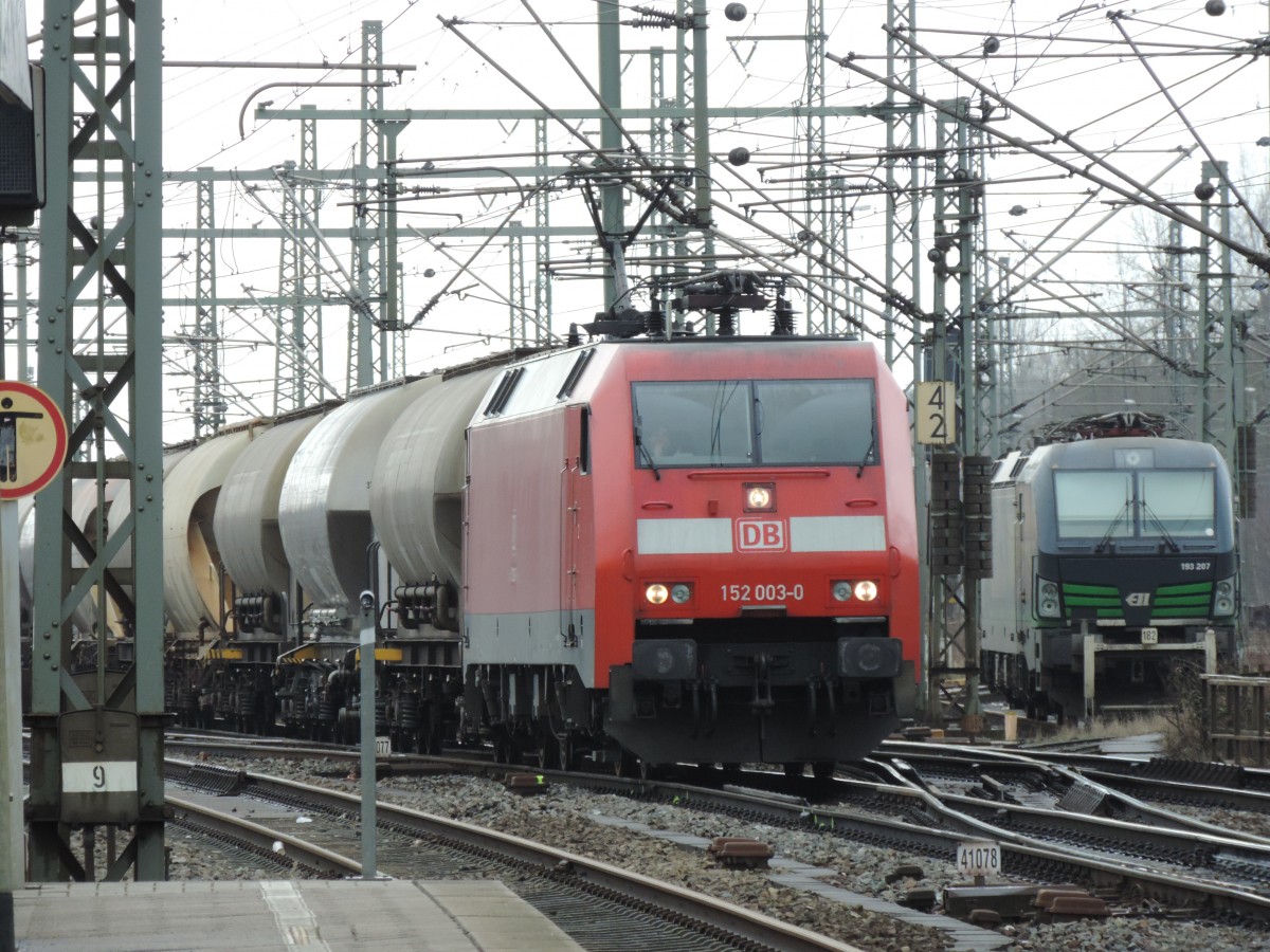 152 003-0 bei der Durchfahrt in Hamburg-Harburg im Hintergrund versteckte sich 193 207.22.03.2016