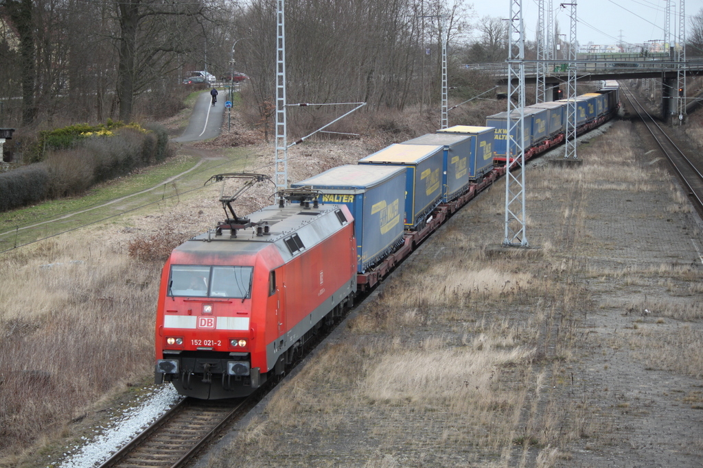 152 021-2 mit KT 42153 von Rostock-Seehafen nach Verona Quadrante Europa bei der Durchfahrt im Haltepunkt Rostock-Kassebohm.10.03.2017