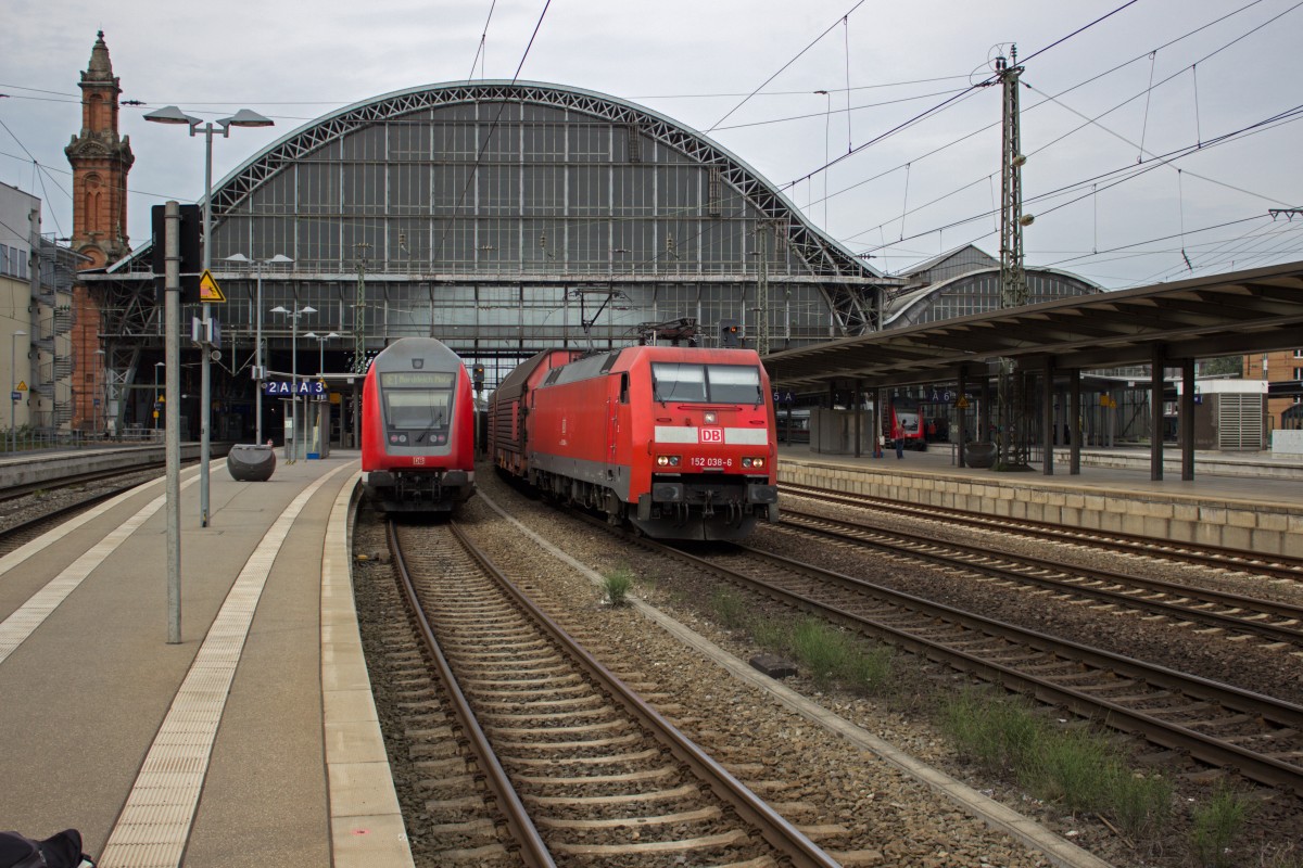 152 038 und ein (wahrscheinlich) Autozug durchfahren Bremen. Allerdings nicht mehr sehr weit, die Lok kam nämlich kurz darauf zurück.