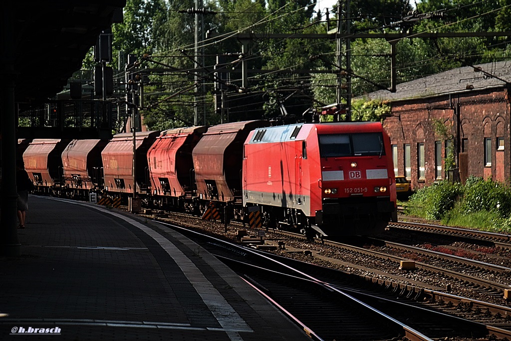 152 051-9 ist mit einen silozug durch hh-harburg gefahren,datum 17.07.14