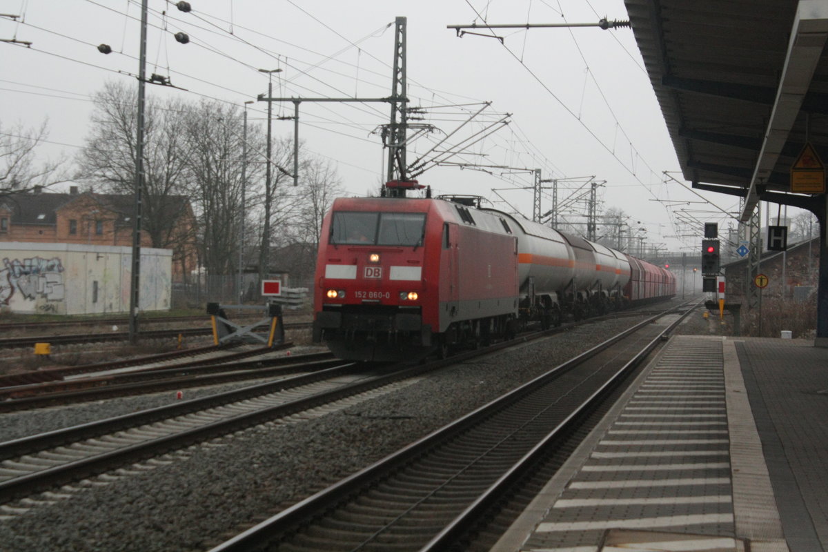 152 060 mit einem Gterzug bei der Durchfahrt im Bahnhof Delitzsch unt Bf amk 4.3.21